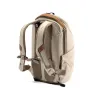 Peak Design Everyday Backpack Zip V2 15L bežinė spalva iš atsparių orui 400D perdirbtų nailoninių medžiagų, su pagalvėtomis pečių juostomis, išoriniais užtrauktukais ir magnetine kišenė Cord Hooks.