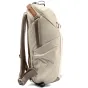 Peak Design Everyday Backpack Zip V2 15L šviesiai smėlinė spalva iš šono, su apsauginiu 400D perdirbtu nailonu ir magnetine Cord Hook kišenėle.