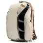 Peak Design Everyday Backpack Zip V2 15L šviesiai kreminės spalvos, atidarytas priekis su FlexFold skirstikliais ir vandeniui atspariais vidiniais kišenėmis