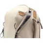 Peak Design Everyday Backpack Zip V2 15L bežinės spalvos su rausvu odiniu dangteliu ir 270 laipsnių apimtimi uždaromu užtrauktuku.
