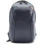 Peak Design Everyday Backpack Zip V2 15L tamsiai pilkas spalvos priekinis vaizdas su apsauga nuo oro 400D perdirbto nailono ir dviem šoninėmis kišenėmis