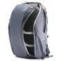 Peak Design Everyday Backpack Zip V2 15L tamsiai pilkos spalvos – atidarytas šoninės pusės vaizdas su vidiniais skirstikliais ir kišenėmis, demonstruojantis organizacinę sistemą ir dizaino detales.