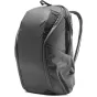 Peak Design Everyday Backpack Zip V2 20L juodas spalvos šoninis vaizdas su Cord Hook sagėmis ir dalinai atvira priekinė kišenė organizuoti miesto ir fotografijos reikmenims