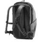 Peak Design Everyday Backpack Zip V2 20L juodo atgalinėje pusėje su atviru skyriumi, rodančiu vidinę organizaciją ir atsparią 400D perdirbtą nailoninę apvalkalą