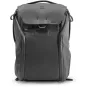Juodas Peak Design Everyday Backpack V2 20L priekšinės pusės vaizdas su MagLatch užraktu ir patvariais UltraZip šoninėmis panelėmis.