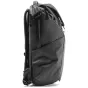 Peak Design Everyday Backpack V2 20L juodos spalvos šoninis vaizdas, pabrėžiantis jo elegantišką dizainą, orui atsparų audinį, išorinius užtrauktukus ir reguliuojamas diržus.