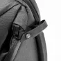 Artimasis vaizdas į Peak Design Everyday Backpack V2 20L juodoje spalvoje, su saugiu MagLatch užraktu ir tvirta audeklo juosta su metaliniais elementais.