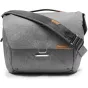 Peak Design Everyday Messenger V2 13L pilkšvo patvari su paminkštinta pečių juosta ir bagažo pralaidumo rankena, patogi fotografams ir kasdieniam naudojimui