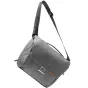 Peak Design Everyday Messenger V2 13L pilkos spalvos krepšinė su MagLatch užrakintuvu, apminkštintu petiniu diržu ir elegantišku priekiniu dangteliu.