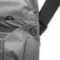 Peak Design Everyday Messenger V2 13L artimas vaizdas, akcentuojantis tvirtinimo vietą su MagLatch ant atsparaus perdirbto nailono audinio.