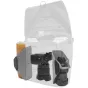 Peak Design Everyday Messenger V2 13L pilkšvo suminė fotokamera su organizuota vidine erdve, kurioje yra DSLR kameros skyrius, laptopui/tabletui skirtas kišenė ir FlexFold skirstikliai įrangos saugojimui