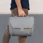 Peak Design Everyday Messenger V2 13L pilkos spalvos krepšys su paminkštintu rankena ir MagLatch užtrauktuku, užtikrinantis saugų ir greitą prieigą.