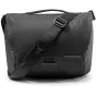 Peak Design Everyday Messenger V2 13L juodoje spalvoje krepšys su MagLatch užrakimu, paminkštinta petneša ir stilingu, atspariu oro sąlygoms dizainu, užtikrinančiu įvairias nešiojimo galimybes.