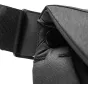Juodos Peak Design Everyday Messenger V2 13L krepšinės detalė su MagLatch užrakto mechanizmu ir paminkštintu vidiniu audiniu.
