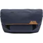 Tamsiai mėlynas Peak Design Field Pouch V2 su atspariu orui nailono paviršiumi, ritininiais užtrauktukais ir sulankstoma reguliuojama juosta, skirta patogiam nešiojimui.