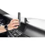 Peak Design mobiliojo autokabinos laikiklis VHB saugiai laiko telefoną su stipriais magnetais, įmontuotas į automobilio prietaisų skydelį.
