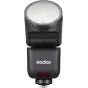Godox V1 Mid blykstė Fujifilmai, kompaktiška blykstė su apvaliu difuzoriumi, matomas Godox logotipas ir USB-C įkrovimo prievadas.