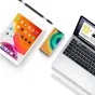 Tech-Protect USP200 baltas spalvos stilius su keičiamais galiukais minimalistinėje darbo erdvėje su iPad, išmaniuoju telefonu ir MacBook, skirtas sklandžiai skaitmeninei produktivumui.