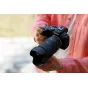 Tamron 17-70mm F2.8 Di III-A VC RXD objektyvas Canon RF APS-C kameroms, naudojamas su Canon EOS R7 korpusu, rodantis kompaktišką zoomo dizainą ir išslenktą objektyvo priekį
