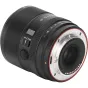 Viltrox AF 75mm F1.8 EVO objektyvas su raudonu fokuso žiedu ir prijungtas objektyvo gaubtas, metalinė konstrukcija ir orų atspari savybė