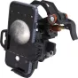 Celestron NexYZ 3 smartphone adapteris su trim ašių reguliavimu teleskopams, rodantis Mėnulio vaizdą išmaniojo telefono ekrane