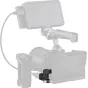 SmallRig 5907 HDMI adapteris, konvertuojantis Nikon ZR HDMI Type D į Type A, saugiai pritvirtintas prie kameros kėdės ir jungiamas su išoriniu Atomos monitoriumi stabiliam vaizdo išvedimui
