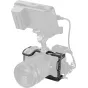 SmallRig HawkLock greito atlaisvinimo kameros kapsulė Canon EOS R6 Mark II su prijungtu viršutiniu šviestuvu ir šoniniu priedu H21 bėgyje, rodanti greito atlaisvinimo suderinamumą ir saugų kameros montavimą