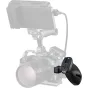 SmallRig 6405 sukinė šoninė rankena su HawkLock H21 greito atlaisvinimo užtvirtinimu, pritvirtinta prie Canon EOS R5 Mark II kameros su LED šviestuvu ir belaidžiu vaizdo perdavimo įrenginiu
