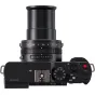Panasonic Lumix L10 kameros viršus su Leica 24-75 mm F1.7-2.8 objektyvu, rodančiu diafragmos žiedą ir užpakaliniais valdymo ratukais rankiniams fotografijos nustatymams