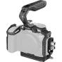 SmallRig juodoji Mamba kėdės komplektas Canon EOS R6 Mark II kamerai su ergonominiu viršutiniu rankena ir HDMI/USB-C kabelių užtvankėmis, pritvirtintomis prie apatinės plokštės.
