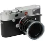 Leica ranginė kamera su Summilux-M 50mm f/1.4 ASPH objektyvu - klasikinis sidabrinis ir juodas dizainas, šoninis vaizdas, rodantis objektyvo žymes ir kameros valdymo elementus