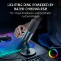 Razer Seiren V3 Pro dinaminis mikrofonas su Razer Chroma RGB apšvietimo žiedu ir USB-C laidu, prijungtu prie nešiojamojo kompiuterio modernioje darbo vietoje