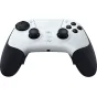 Baltas bevielis žaidimų valdymo įrenginys Razer Raiju V3 Pro PS5/PC, esantis atidarytame juodame nešiojamoje dėkle su priedais, įskaitant USB kabelį ir įrankį galinių mygtukų nuėmimui.