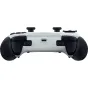 Baltas Razer Raiju V3 Pro bevielis valdymo pultelis PS5/PC su TMR analoginiais svirtelėmis, programuojamais mygtukais ir nešiojamu dėklu.