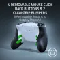 Bela „Razer Raiju V3 Pro“ bevielio valdymo pultas PS5/PC su nuimamomis galinėmis mygtukais ir „claw grip“ antgaliais, padėtas ant šviesiai pilkos plokštumos su nešiojamu futliaru