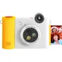 Kodak Smile+ kompaktinė instantiška kamera su geltonu ir baltu korpusu, sukamu objektyvu ir atspausdinta nuotrauka su besišypsančiais žmonėmis žiemos kepurėse.