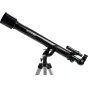 Celestron PowerSeeker 60 AZ teleskops ant sidabrinio trikojai, su dideliu objektyvu, mažesniu antriniu objektyvu ir ieškikliu. Trikojui būdingos reguliuojamos kojos ir centrinis reguliavimo mygtukas, su Celestron logotipu ir mod