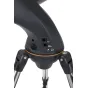 Celestron NexStar 5 SLT SCT teleskopo kompiuterizuoto valdymo bloko artimas planas su AUX ir USB prievadais, sumontuotas ant reguliuojamų nerūdijančio plieno kojų trikampio. Įrenginys turi oranžinį akcento žiedą ir lygio burbulo