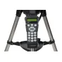 Celestron NexStar SLT 90 Mak teleskopo rankinis valdymo įrenginys, sumontuotas ant nerūdijančio plieno trikampio, su žaliu LCD ekranu, keliais mygtukais ir apvaliu krypties padu, skirtu tiksliai stebėti dangaus objektus.