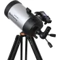Celestron StarSense Explorer DX5 SCT teleskops, sumontuotas ant juodo triko su smartfono dok, sidabrinis korpusas, raudonas taškinis ieškiklis ir 5 colių Schmidt-Cassegrain optinė vamzdis žvaigždžių stebėjimui.