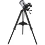 Celestron StarSense Explorer DX5 SCT teleskops, sumontuotas ant juodo trikampio su išmaniuoju telefonu, su rankiniais valdikliais ir raudonu taškų ieškikliu žvaigždžių stebėjimui.