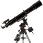 Celestron Advanced VX 6 Refractor teleskops, sumontuotas ant sidabrinio trikampio su nuotolinio valdymo pultu, su dviguba sėdynių plokšte ir oranžiniu reguliavimo mygtuku.