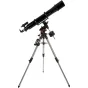 Celestron Advanced VX 6 Refractor teleskopas, sumontuotas ant sidabrinio trikampio su reguliuojamomis kojomis, su ilgu cilindriniu vamzdžiu, oranžiniu logotipu, mažu antriniu veidrodžiu ir nuotolinio valdymo pultu tiksliam astro