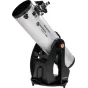 Celestron StarSense Explorer 10" Dobsonian teleskops, sumontuotas ant juodo trikampio su išmaniojo telefono laikikliu, su sidabriniu korpusu ir juodais akcentais, StarSense ženklu ir raudonu taškiniu ieškikliu.