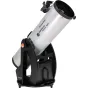 Celestron StarSense Explorer 10" Dobsonian teleskops ant juodo trikojų, su sidabriniu vamzdžiu ir juodais akcentais, raudonu ir baltu logotipu bei išmaniojo telefono laikikliu žvaigždžių stebėjimui.