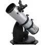 Celestron StarSense Explorer 130mm Dobsonian teleskops, sumontuotas ant juodos stalo bazės, su 130 mm paraboliniu veidrodžiu ir StarPointer raudonos taško ieškikliu, palengvinančiu stebėjimą.