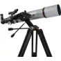 Celestron StarSense Explorer DX102 teleskops, sumontuotas ant juodo trikampio su išmaniojo telefono dokais, raudonuoju tašku ir lėto judėjimo valdymu. Teleskopas turi sidabrinį korpusą su oranžiniais akcentais ir juodu okuliaru.