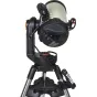 Celestron NexStar Evolution 9.25 Edge HD teleskopas ant juodo trikampio, su žalia optine vamzdžiu, juodu šakotuoju laikikliu ir StarPointer ieškikliu, su prijungtu išmaniuoju telefonu, rodančiu Celestron programėlės sąsają.