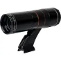 Celestron StarSense Autoguider V2, sumontuotas ant trikampio, su raudona juostele ir tekstine žyma, šiek tiek pasviręs, kad būtų matomas priekinis objektyvas ir tvirtinimo laikiklis.