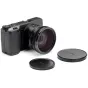 NISI Wide Conversion Lens for Ricoh GR Series pritvirtintas prie juodos kameros, su dviem metaliniais objektyvo dangteliais ant balto fono, su purpuriniu atspalviu ir tekstūruotu fokusavimo žiedu.